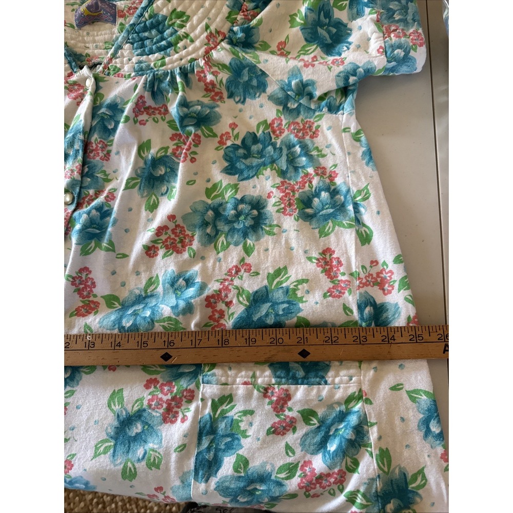 VTG Moon Dance SZ L Pearl Snap Housecoat Pocket Blue Floral Granny Core Retro - Picture 9 of 10